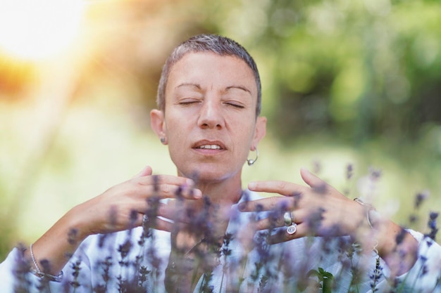 Foto gesto de gratidão à natureza mulher com planta de lavanda