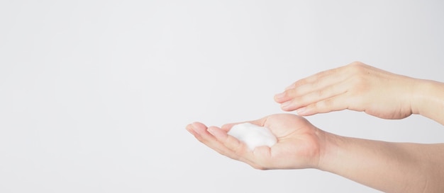 Gesto de lavagem das mãos com espuma de sabão no fundo branco