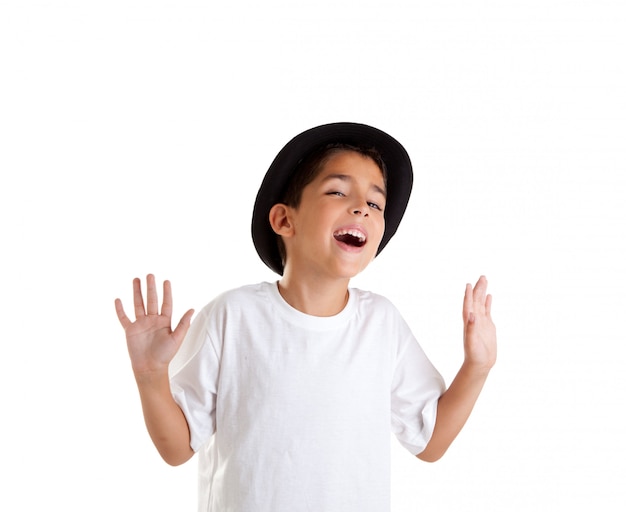 gesto de menino com chapéu preto, isolado no fundo branco