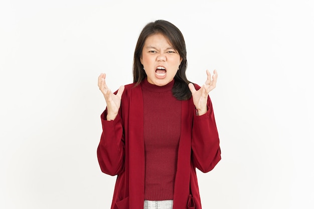 Gesto de raiva de uma linda mulher asiática vestindo uma camisa vermelha isolada no fundo branco