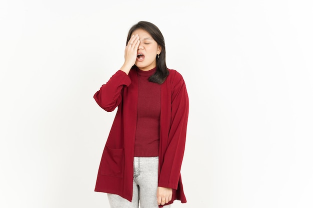 Gesto de dolor de cabeza de hermosa mujer asiática vistiendo camiseta roja aislado sobre fondo blanco.