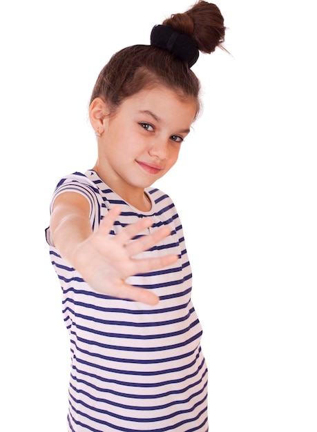 Gesto e conceito de pessoas felizes menina sorridente em camiseta branca em branco mostrando gesto com os dedos