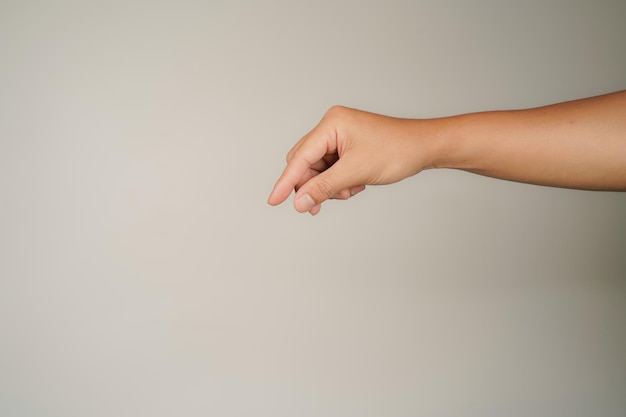 Gesto de la mano de un hombre asiático aislado sobre un fondo blanco