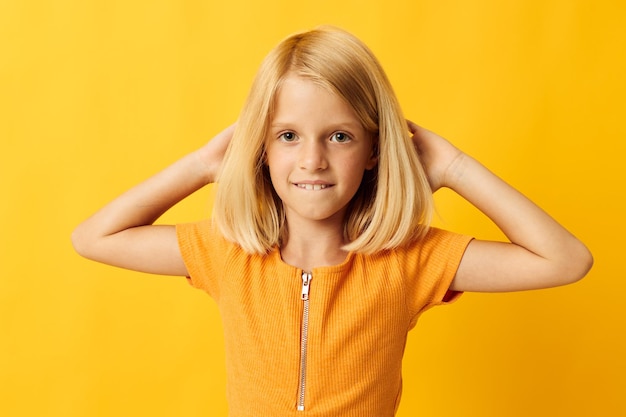 Gesto de mano de niña alegre y fondo amarillo divertido