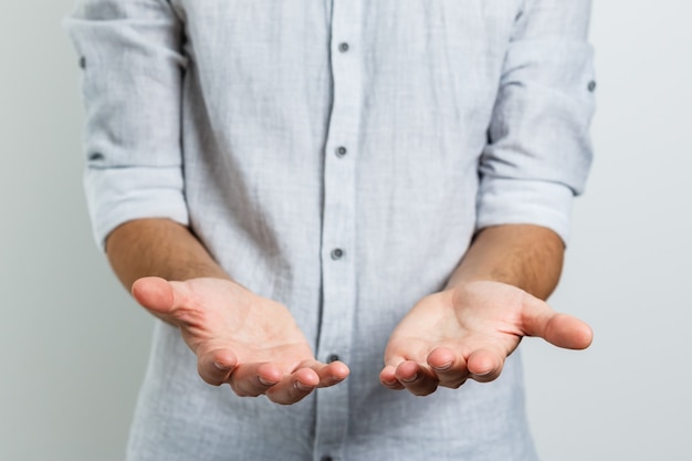 Gesto de la mano de la palma abierta de la mano masculina. Aislado en el fondo blanco.