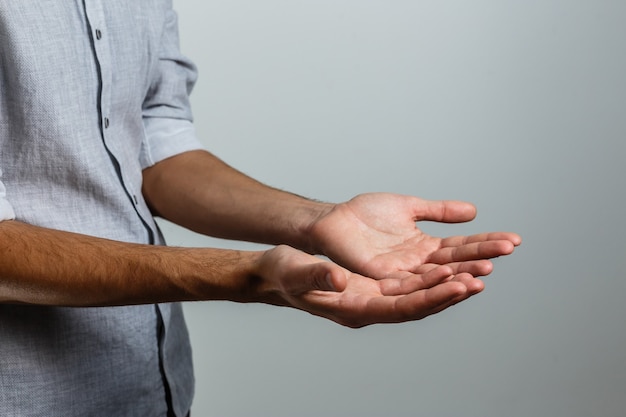 Gesto de la mano de la palma abierta de la mano masculina. Aislado en el fondo blanco.