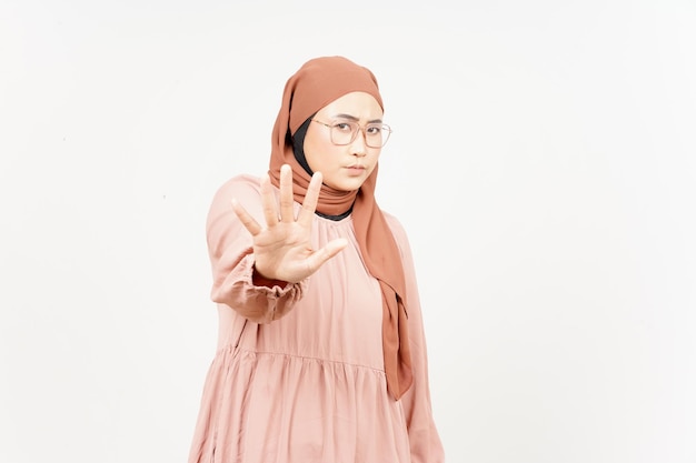 Gesto de mano de rechazo de hermosa mujer asiática vistiendo hiyab aislado sobre fondo blanco.