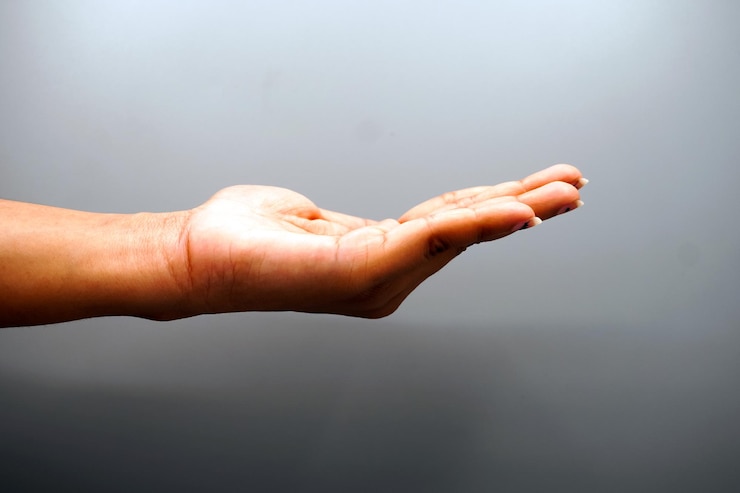 Foto gesto de la mano de sostener algo aislado sobre fondo blanco