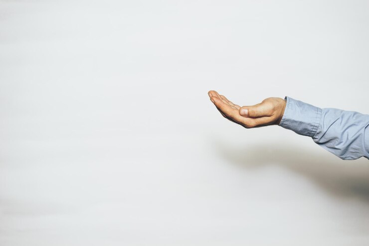 Foto gesto de la palma abierta de la mano masculina isolada sobre un fondo blanco
