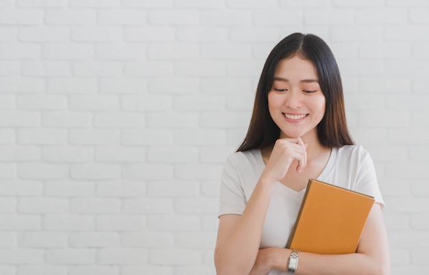 Gesto de pensamiento joven hermosa mujer asiática