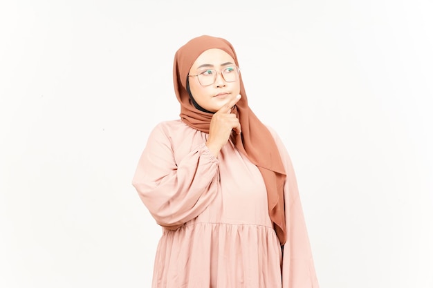 Gesto pensativo de uma linda mulher asiática usando um hijab isolado no fundo branco