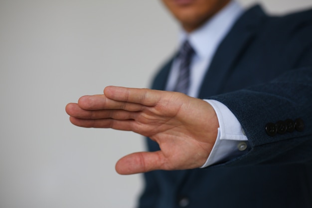 El gesto de rechazo de la mano masculina dice que no