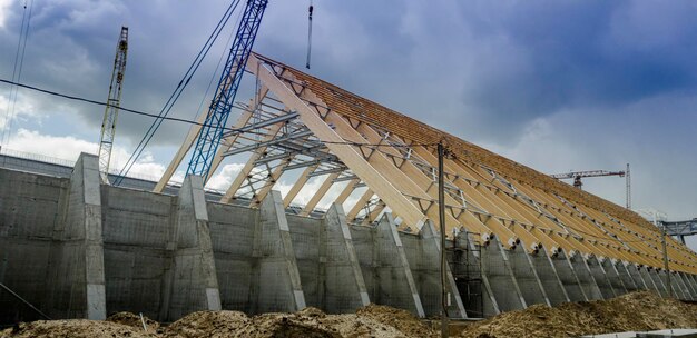 Gestrahltes Industriedach und Sparrensystem aus Holzbalken. Riesige Balken. Der Bau von Industriegebäuden.