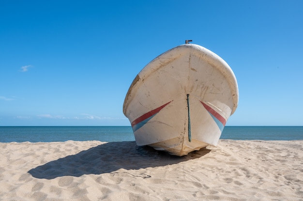 Gestreifte Boote am Strand angedockt, blauer Himmel, Meer und Strand