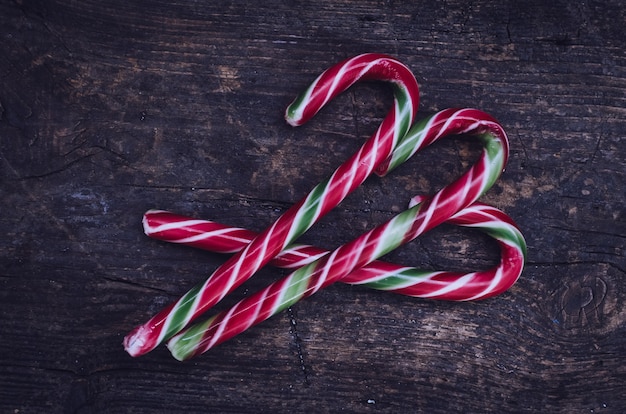 Gestreifte Weihnachtszuckerstangen