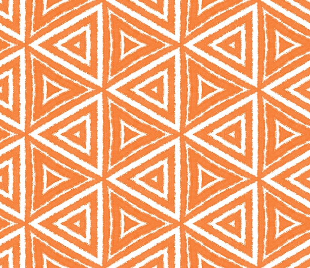 Gestreiftes handgezeichnetes Muster. Orange symmetrischer Kaleidoskophintergrund. Sich wiederholende gestreifte handgezeichnete Fliese. Textilfertiger energetischer Druck, Bademodenstoff, Tapete, Verpackung.