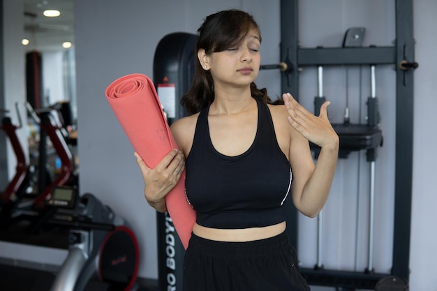 Gestresste, ängstliche, müde, frustrierte Frauen, die sich mit Yoga getroffen haben