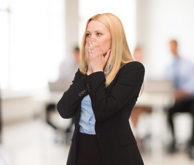 Foto gestresste frau, die ihren kopf mit der hand im büro hält