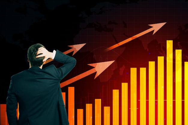 Gestresster Geschäftsmann blickt auf leuchtend gelbes Geschäftsdiagramm mit Pfeilen und Karte. Handels- und Wachstumskonzept
