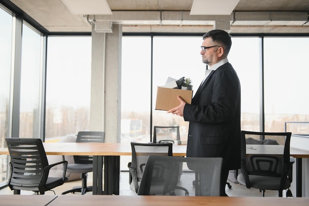 Gestresster Rentner verlässt sein Büro