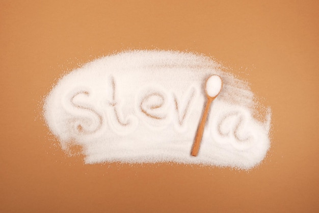 Gestreuter Stevia-Süßstoff. Lebensmittelzusatzstoff E960. Inschrift Stevia. Zuckerersatz Steviosid.