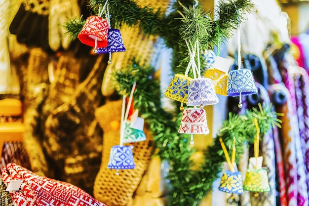 Gestrickte Glockendekorationen an Ständen auf dem Weihnachtsmarkt in Riga in Lettland im Winter.