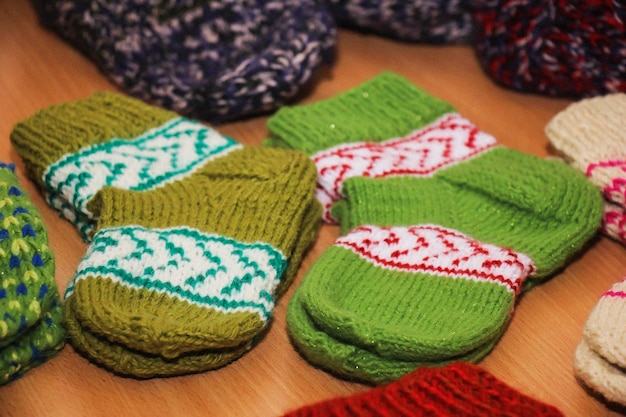 Gestrickte grüne Socken aus Handarbeit