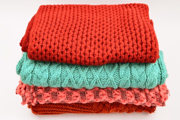 Gestrickte rot-orange-grüne Schals Kollektion von Wollkleidung