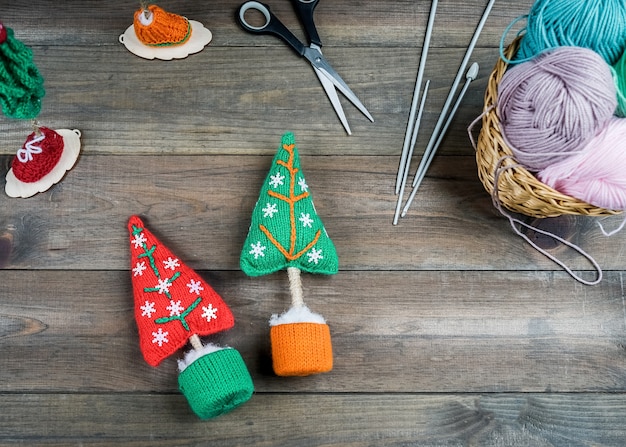 Gestrickte Weihnachtsgeschenke handgemacht auf hölzernem Hintergrund