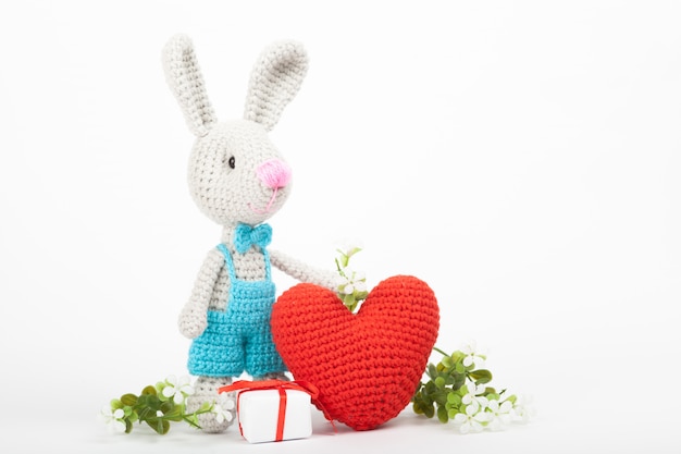 Gestricktes Kaninchen mit Herz. Valentinstag Dekor. Gestricktes Spielzeug, Amigurumi, Grußkarte.