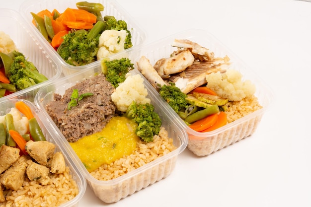 Gesund verpackte Lunchbox zu Hause zubereitete Mahlzeit vorne oberhalb sauber weißer Hintergrund vorne