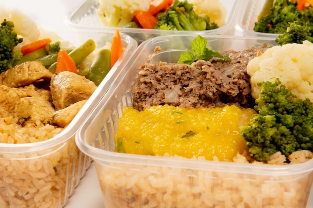 Gesund verpackte Mittagessen-Box zu Hause zubereitete Mahlzeit vorne Top-View aus der Nähe