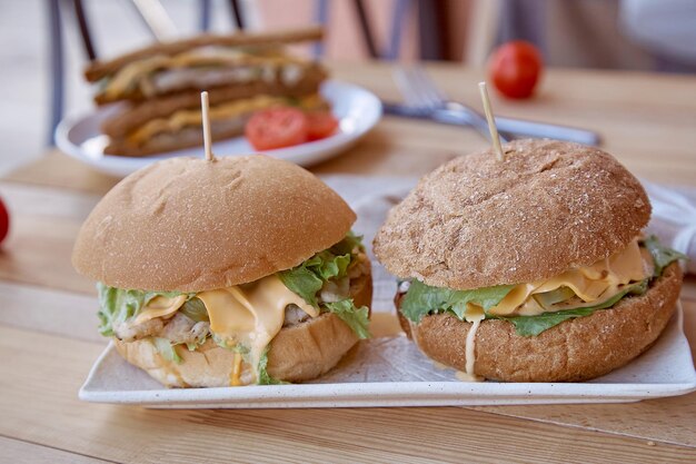 Gesunde alternative Lebensmittel vegane Burger mit Koteletts auf pflanzlicher Basis und Sandwiches mit Austernpilzen Richtige Ernährung