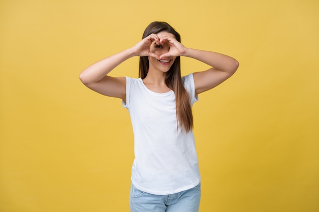 Gesunde Augen und Vision. Porträt der schönen glücklichen Frau, die Herz geformte Hände hält