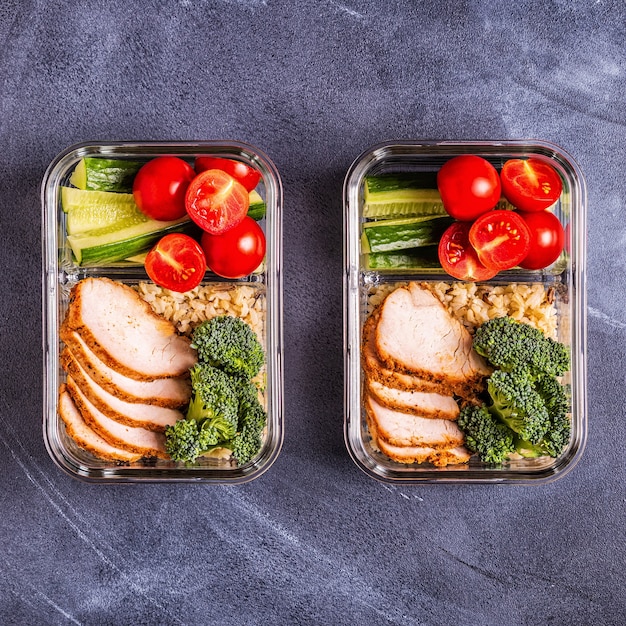 Gesunde ausgewogene Brotdose mit Huhn, Reis, Gemüse.