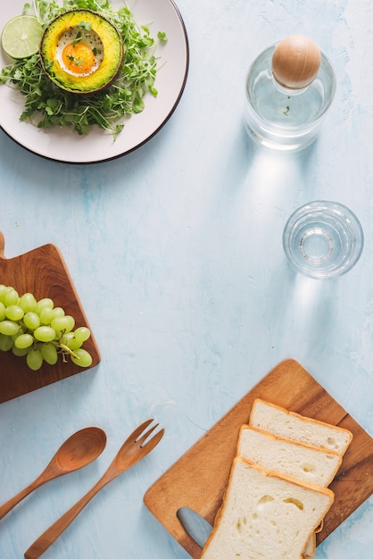 Gesunde Avocado-Toasts zum Frühstück oder Mittagessen mit Brot, geschnittener Avocado, Rucola, Kürbis und Sesam, Salz und Pfeffer. Vegetarische Sandwiches. Pflanzliche Ernährung. Vollwertkost-Konzept.