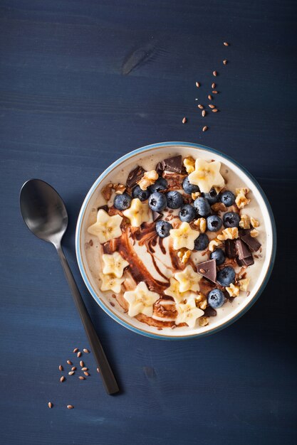 Gesunde Bananen-Smoothie-Schüssel mit Blaubeeren