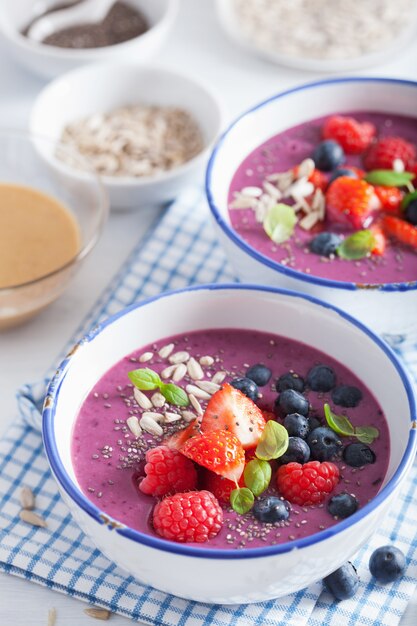 Gesunde Beeren-Smoothie-Schüssel mit Erdbeer-Heidelbeer-Himbeere und Chiasamen