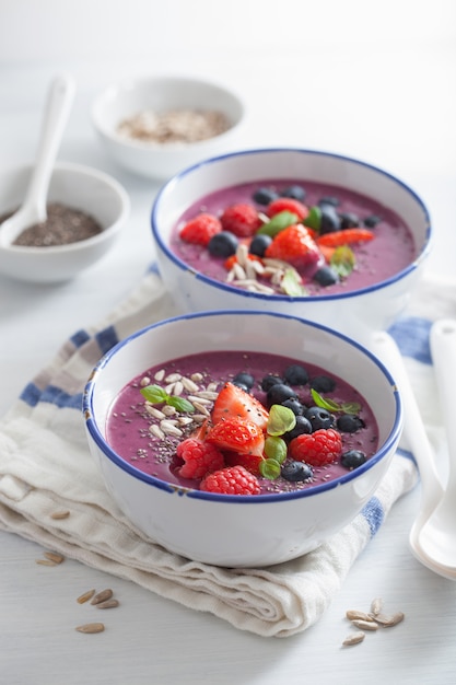 Gesunde Beeren-Smoothie-Schüssel mit Erdbeer-Heidelbeer-Himbeere und Chiasamen