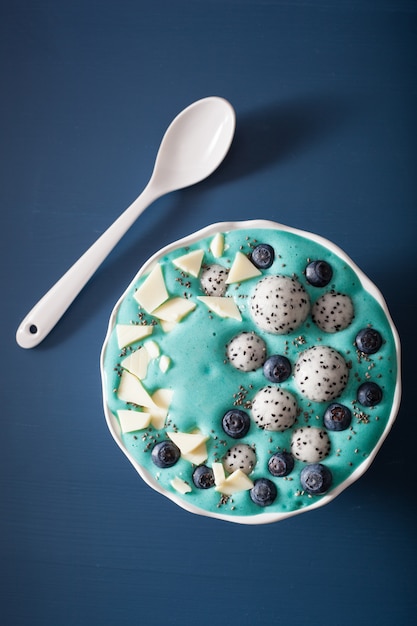 Gesunde blaue Spirulina-Smoothie-Schüssel mit Blaubeere, weißer Schokolade, Drachenfrucht und Chiasamen
