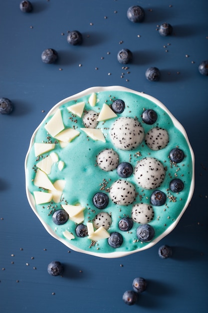 Gesunde blaue Spirulina Smoothie Schüssel mit Früchten