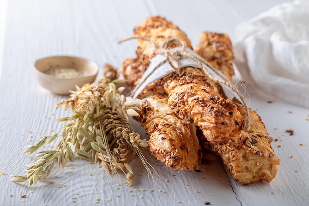 Gesunde Brotstangen mit Sesam gebacken