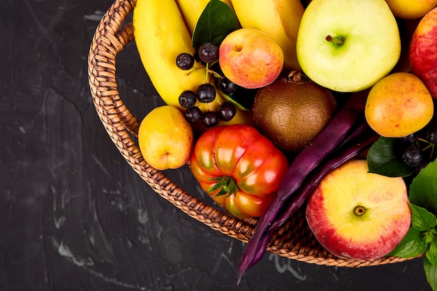 Gesunde bunte Auswahl an Lebensmitteln: Obst, Gemüse, Superfood