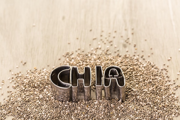 Gesunde Chia-Samen in einer Chia-Zeichen-Nahaufnahme.