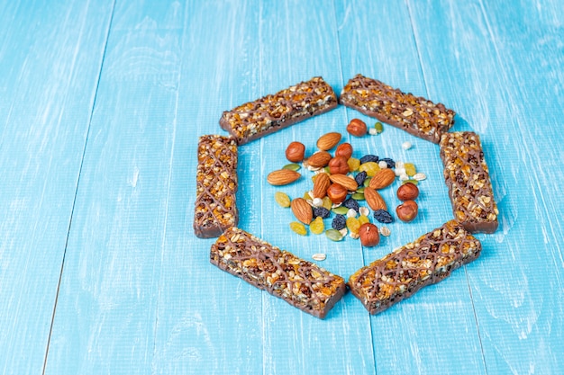 Gesunde Delikatessen Müsliriegel mit Schokolade, Müsliriegel mit Nüssen und trockenen Früchten, Draufsicht