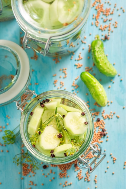 Gesunde eingelegte Gurke mit Dill und Piment