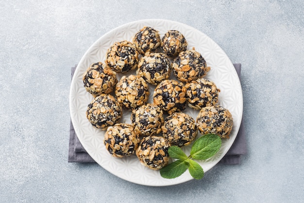 Gesunde Energiekugeln aus Trockenfrüchten und Nüssen mit Haferflocken und Müsli