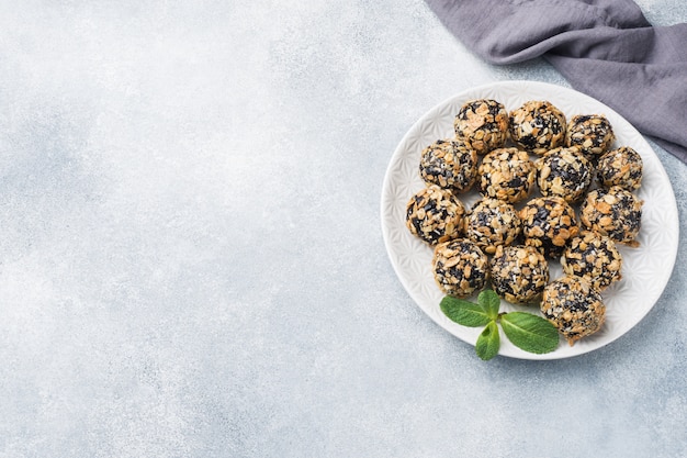 Gesunde Energiekugeln aus Trockenfrüchten und Nüssen mit Haferflocken und Müsli