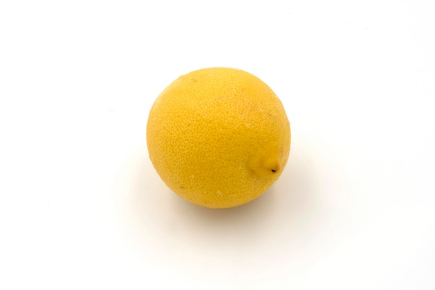 Gesunde Entgiftung der frischen ganzen Zitronenfrucht lokalisiert auf weißem Hintergrund
