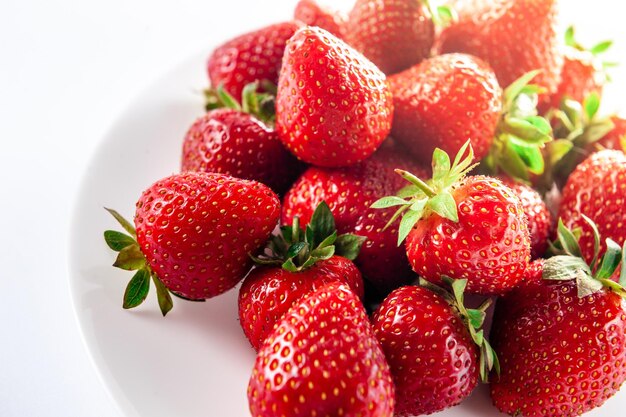Gesunde Erdbeere isoliert auf weißem Hintergrund Ansicht von oben